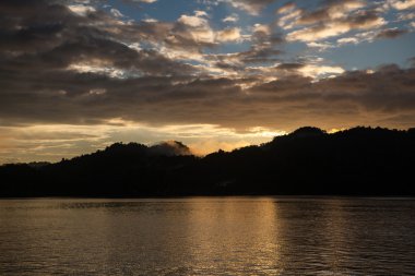 Raja Ampat'ta gün batımı ve adalar