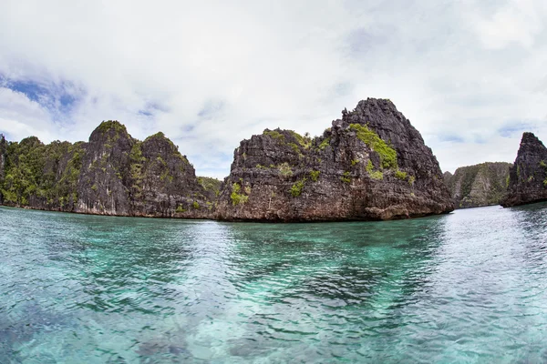 Dálkové vápencových ostrovů v Raja Ampat — Stock fotografie