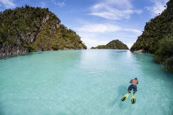 Snorkelaar en tropische lagune — Stockfoto