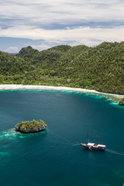 Raja Ampat tropikal kireçtaşı Adaları