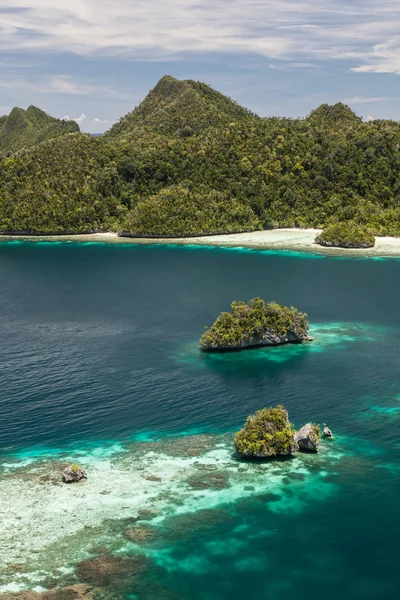 Tropical Lagoon and Limestone Islands in Indonesia — Stock Photo, Image