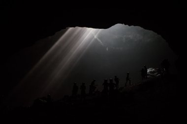 Mağara ve güneş Endonezya