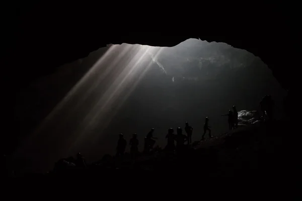 Grot en zonlicht in Indonesië — Stockfoto