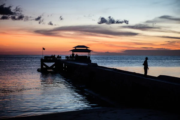 Coucher de soleil et jetée de villégiature dans le Pacifique tropical — Photo