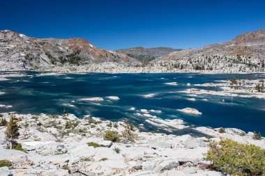 Doğal göl Aloha Sierra Nevada dağlarında