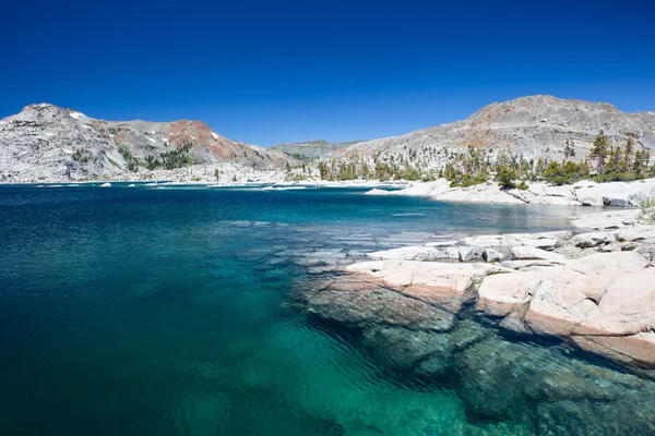 Lac Aloha dans les montagnes de la Californie orientale — Photo