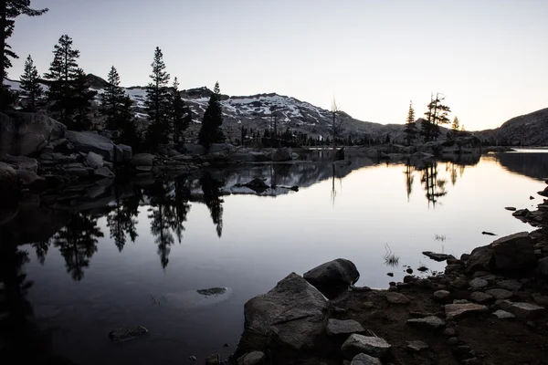 Lago de montaña en las altas sierras — Foto de Stock