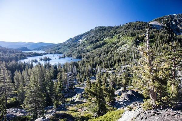 Sierra Nevadské hory a jezero echo — Stock fotografie