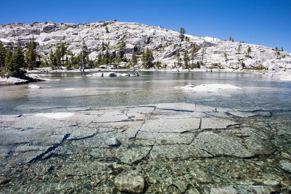 Kalm water in California Mountain Lake — Stockfoto