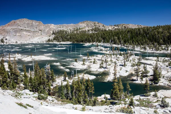Lindo lago de montanha na Califórnia — Fotografia de Stock