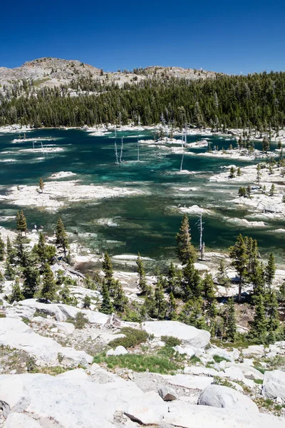 Belo lago de montanha na Califórnia — Fotografia de Stock