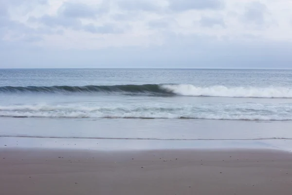 黄昏 Cape Cod 海滩上的小波浪 — 图库照片