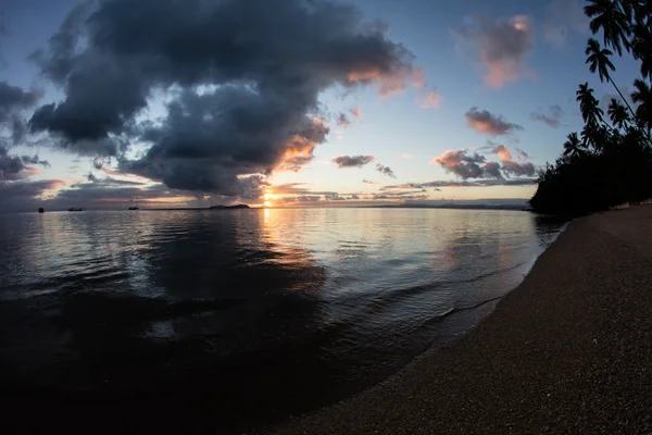 Tramonto in Tranquillo, Impostazione isola tropicale — Foto Stock