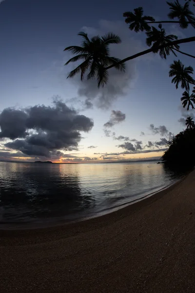 Scenario calmo del tramonto sull'isola tropicale — Foto Stock