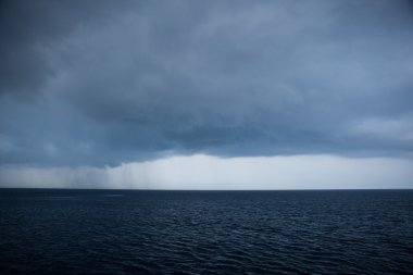Karanlık yağmur bulutları tropikal Pasifik üzerinden