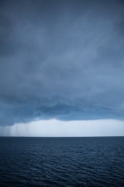 Karanlık yağmur bulutları tropikal Pasifik üzerinden