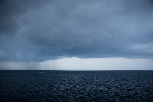 Dark Rain Clouds Over Tropical Pacific — Stock Photo, Image