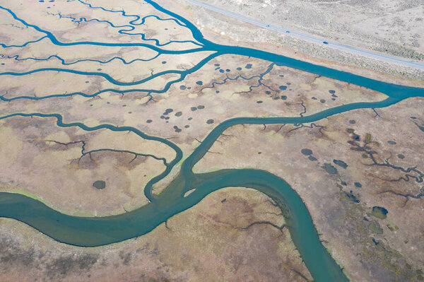 Узкие каналы проходят через красивое устье в Центральной Калифорнии. Продукты образуются, когда пресноводный сток встречается и смешивается с морской водой из океана. Многие животные полагаются на эстуарии..