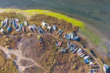 Orta Kaliforniya 'daki Morro Körfezi' nin güzel nalları üzerinde renkli kanolar ve küçük tekneler uzanıyor. Bu bölge kano, yelken, sörf, balıkçılık ve inanılmaz kıyı şeridiyle ünlüdür..