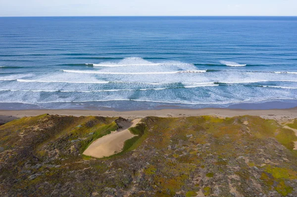 Hullámok Csendes Óceánból Egy Üres Partra Homokdűnék Kaliforniai Morro Bay — Stock Fotó