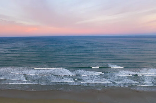 Την Αυγή Ειρηνικός Ωκεανός Πλένεται Μια Παραλία Και Αμμόλοφους Στο — Φωτογραφία Αρχείου