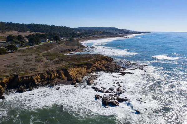 太平洋は モロ湾のカリフォルニア中央部の岩の多い海岸に対して洗浄します この美しい沿岸地域は そのビーチや風光明媚な風景で知られています — ストック写真