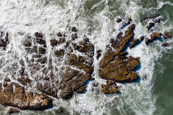 Der Pazifische Ozean Spült Die Felsige Küste Zentralkaliforniens Morro Bay — Stockfoto