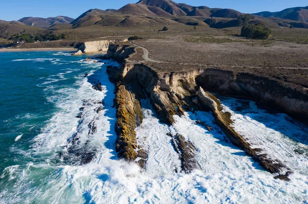 Oceano Pacífico Cai Contra Pitoresca Costa Marítima Califórnia Central Morro — Fotografia de Stock