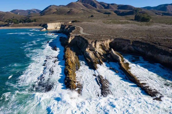 太平洋はモロベイの中部カリフォルニアの風光明媚な海岸に衝突します この美しい沿岸地域は そのビーチや頑丈な風景で知られています — ストック写真