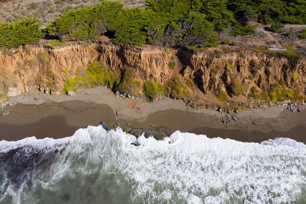 Oceano Pacífico Lava Contra Pitoresca Costa Marítima Califórnia Central Morro — Fotografia de Stock