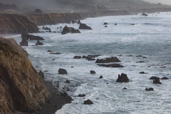 Fredde Acque Dell Oceano Pacifico Infrangono Sulla Costa Rocciosa Della — Foto Stock