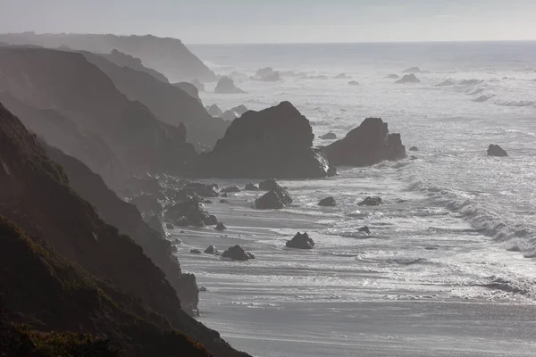 Het Koude Water Van Stille Oceaan Spoelt Aan Tegen Rotsachtige — Stockfoto