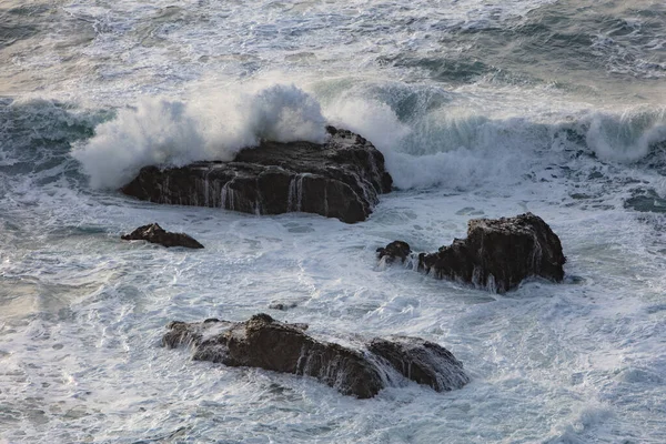 Ondate Fredde Dall Oceano Pacifico Sono Abbattute Contro Pile Mare — Foto Stock