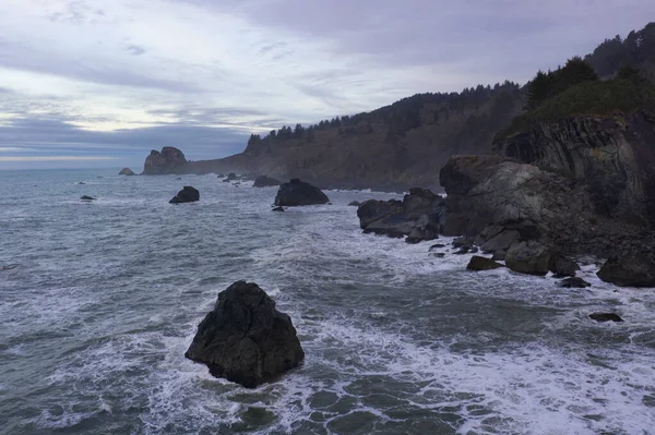 Zimne Wody Oceanu Spokojnego Pokonały Skaliste Wybrzeże Północnej Kalifornii Klamath — Zdjęcie stockowe