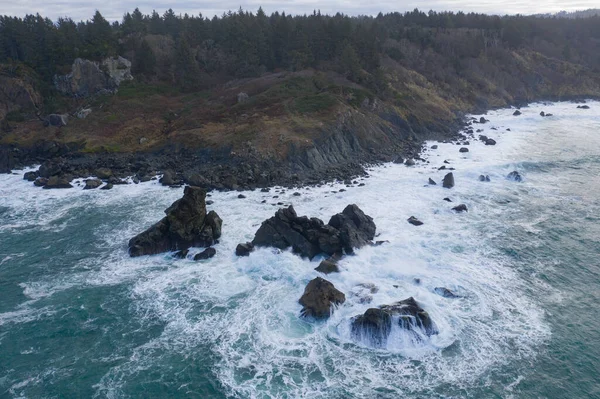 太平洋的冷水冲击着北加州洪堡的岩石海岸 美丽的太平洋海岸公路沿着西海岸的这一令人惊奇的部分行驶 — 图库照片