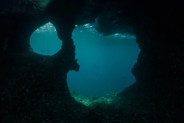 Des Trous Ont Été Érodés Sous Eau Dans Une Île — Photo