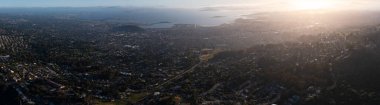 Güneş, San Francisco Körfezi ve yoğun nüfuslu Doğu Körfezi üzerinde batıyor. Körfez Bölgesi güzel bir bölgedir ve San Franciso, Oakland, Berkley ve San Jose şehirlerini kapsar..