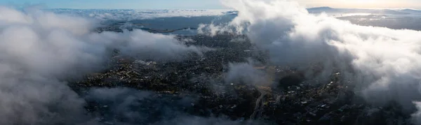 Die Meeresschicht Schwappt Über Die Ruhigen Hügel Der East Bay — Stockfoto