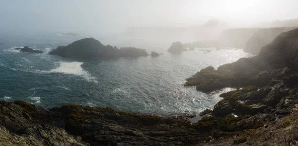 海洋層は カリフォルニア州メンドシーノの風光明媚で非常に頑丈な海岸に対して推進されています 北カリフォルニアの多くは 気温の反転のためにこの一般的な霧を経験します — ストック写真