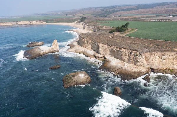 Fale Oceanu Spokojnego Zderzają Się Chropowatym Malowniczym Wybrzeżem Kalifornii Pobliżu — Zdjęcie stockowe