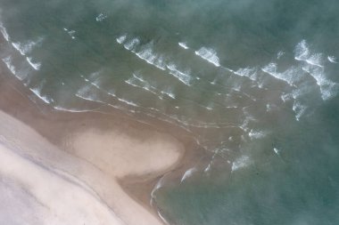 Atlantik Okyanusu 'nun soğuk ve besin dolu suları Chatham, Cape Cod, Massachusetts' te manzaralı bir plaja vurur. Bu güzel yarımada yaz aylarında popüler bir tatil merkezidir..