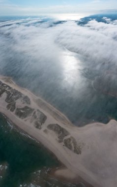 Atlantik Okyanusu 'nun soğuk ve besin dolu suları Chatham, Cape Cod, Massachusetts' te manzaralı bir plaja vurur. Bu güzel yarımada yaz aylarında popüler bir tatil merkezidir..