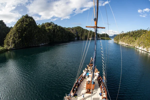 Indonesian Schooner and Narrow Channel — Stock Photo, Image