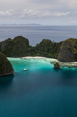 Raja Ampat içinde yüzen beyaz gemi
