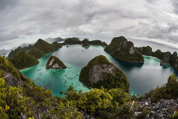 Vzdálené laguny a vápencových ostrovů — Stock fotografie