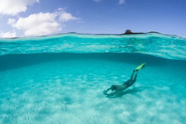 Snorkeler в тропічних лагуни — стокове фото