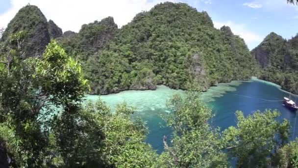 Mészkő-szigetek északi Raja Ampat területén — Stock videók