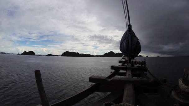 Indonesian phinisi schooner sails — Stock Video