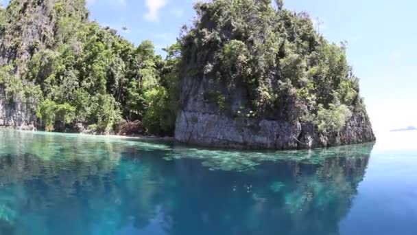 Rugged limestone islands — Stock Video