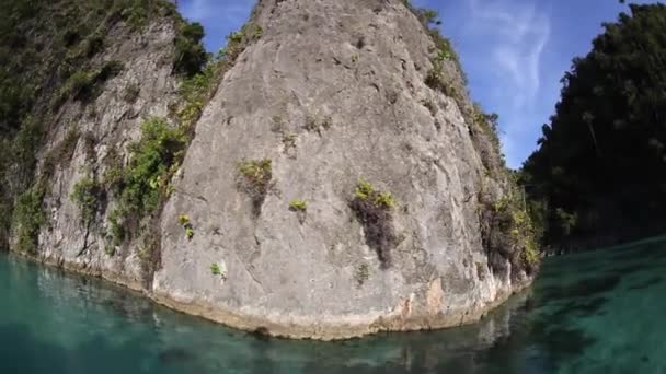 Islas de piedra caliza resistente — Vídeos de Stock